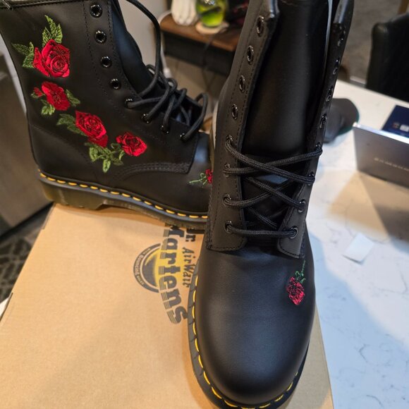Dr Martens 1460 Vonda 8 Eye Lace Up Rose Embroidered COMBAT BOOTS MENS SIZE 10 - Picture 2 of 16